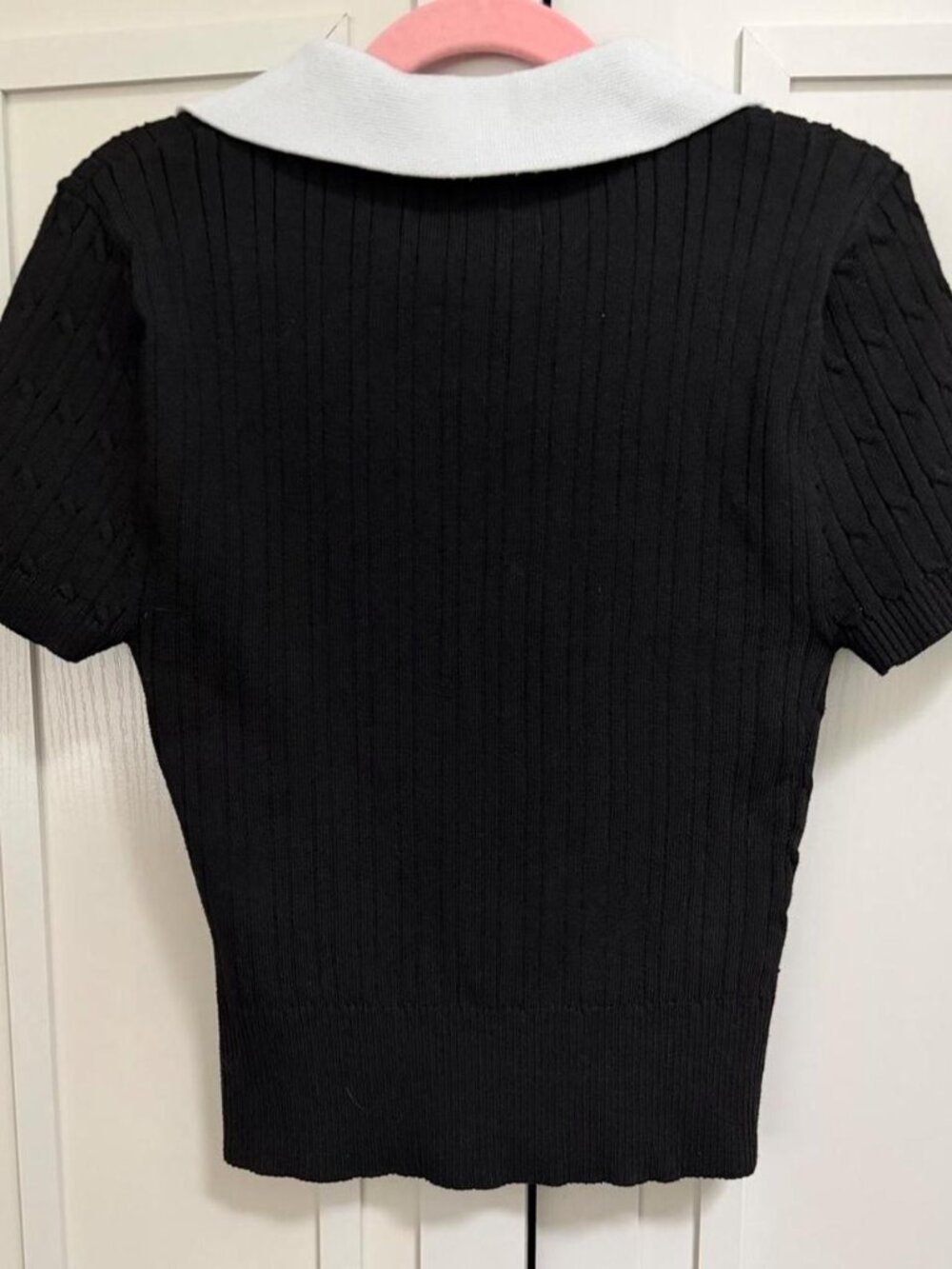 Black Ribbed Knit Collared Top Shirt White Collar Size Small - Picture 2 of 2